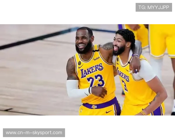 戴维斯抢下关键前场篮板，湖人稳住胜势